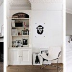 Vivienda en blanco, negro y madera