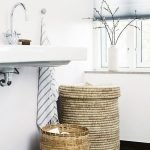 Hacer acogedor el cuarto de baño con accesorios en mimbre